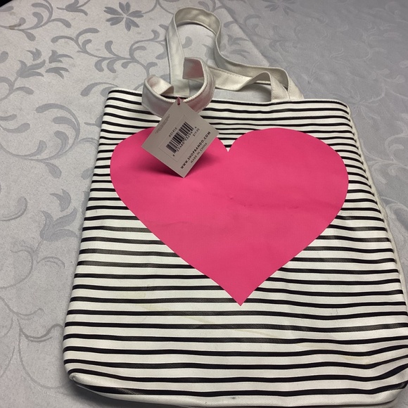 BETSY JOHNSON VIBES. PINK HEART BAG. 🩷🩷🩷🩷 - Picture 2 of 9